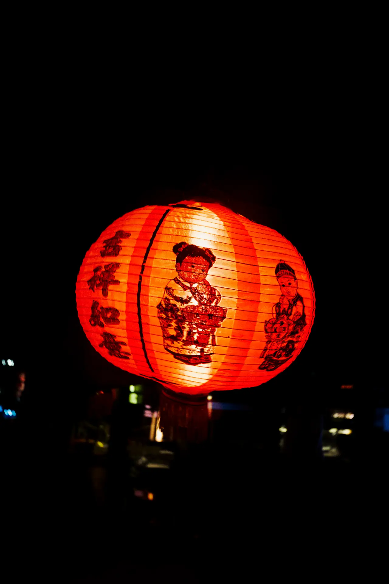 Farol japonés iluminado en Noma