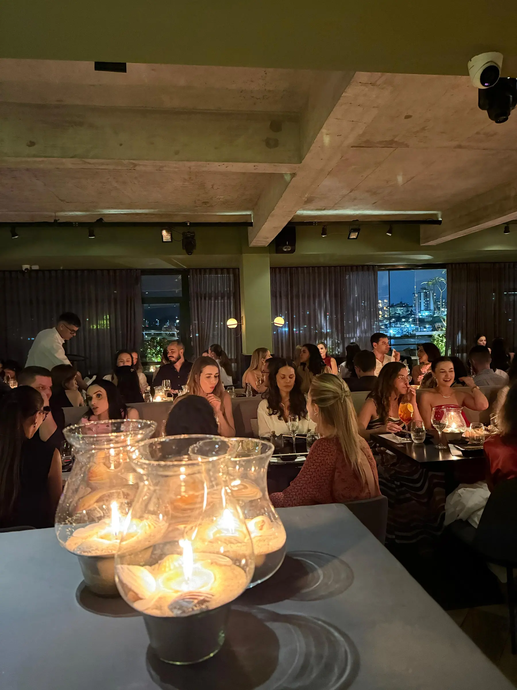 Invitados celebrando en Noma Sushi